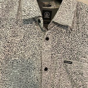 Volcom Men’s Button Down Short Sleeve Shirt Size XL worn once
